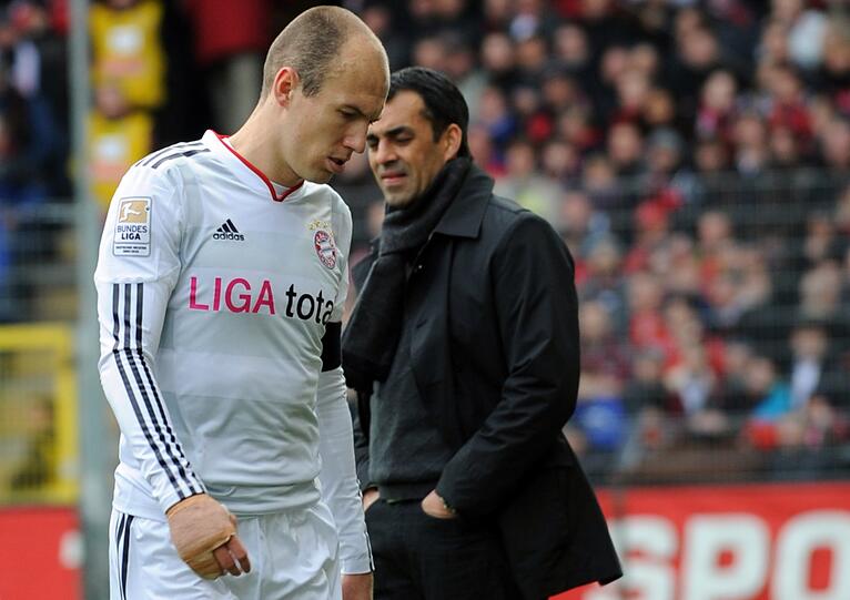 ARJEN ROBBEN: Machte sich in der langen Hose warm, recht halbherzig. Er hatte wegen Muskelproblemen nach dem Inter-Spiel kaum trainieren können &ndash; und begann trotzdem. War nicht im Spiel, blieb ohne Aktion. Bis er und van Gaal einsahen: hat keinen Sinn. Note 5