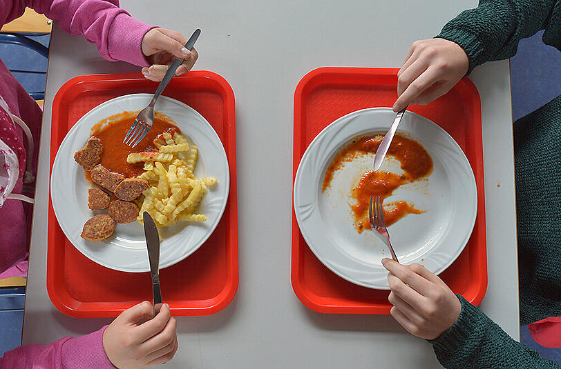 Satt werden die Schulkinder in den meisten deutschen Schulen. Ausreichend ernährt aber nicht, sagt Bundesernährungsminister Christian Schmidt.