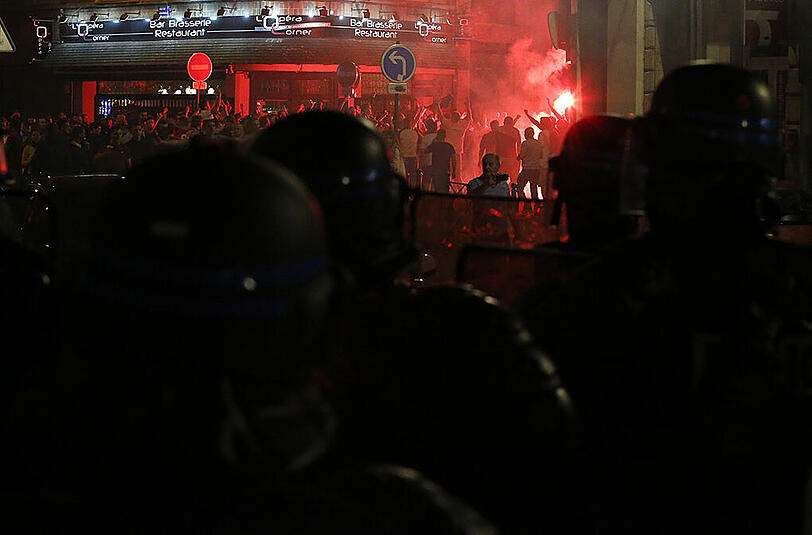 Impressionen: Friedliche Feiern und gewaltsame Proteste in Lille.