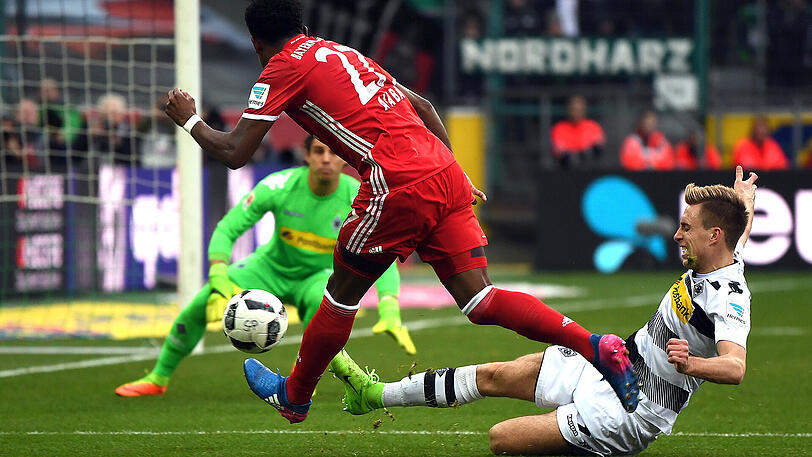 David Alaba: Note 3. Guter Vorstoß nach Pass von Ribéry, doch der Ball in die Mitte passte  
nicht (22.). Anfangs mit ein paar Fehlern gegen Gladbachs Herrmann,  
dann fing er sich. Der Österreicher weiter mit ansteigender Form, sehr  
bemüht und umtriebig.