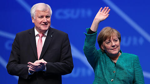 Eine Liebe wie ein deutscher Schlager: Horst Seehofer und Angela Merkel.