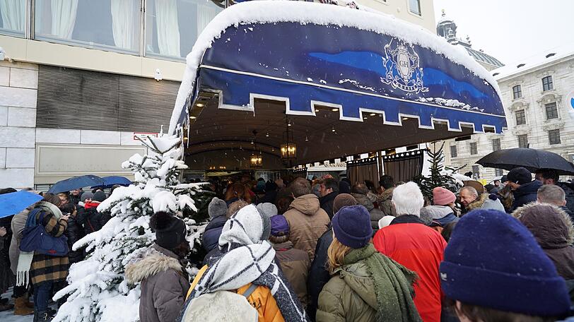 Beim Basar im Königshof haben am Donnerstag einige Interessierte nach großen und kleinen Schätzen gestöbert.