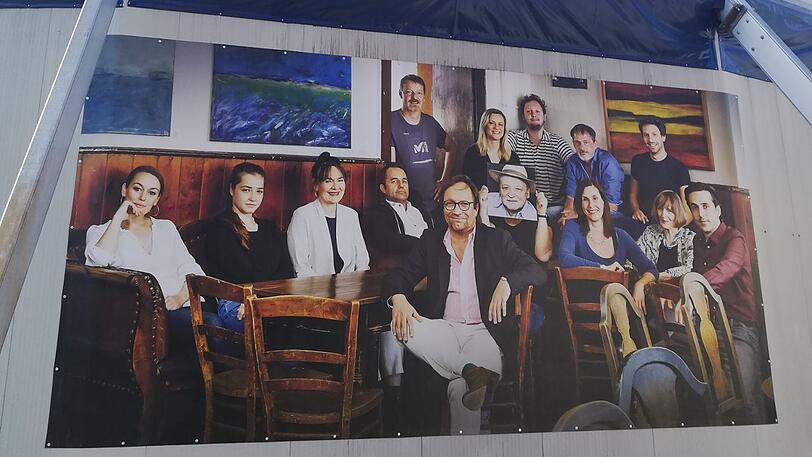 Auch das Ensemble &ndash; es hängt groß auf einem Plakat am Zeltbau &ndash; will für sein Theater kämpfen.