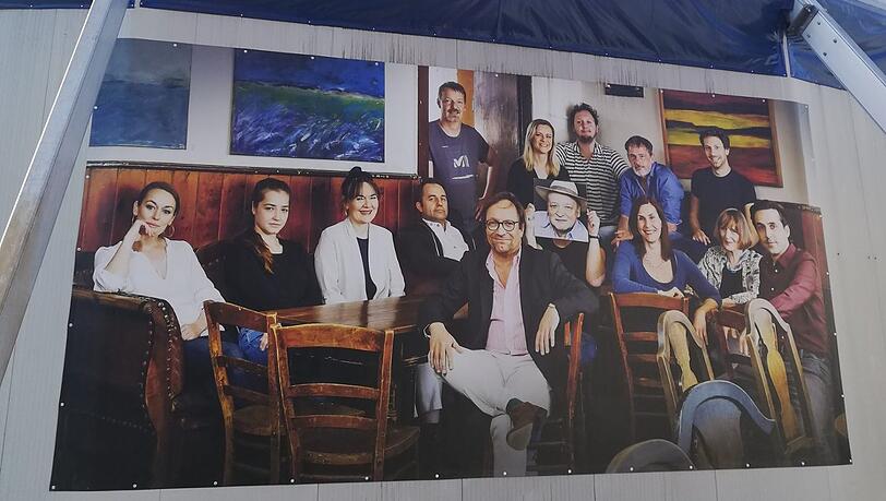 Auch das Ensemble – es hängt groß auf einem Plakat am Zeltbau – will für sein Theater kämpfen. Auch das Ensemble – es hängt groß auf einem Plakat am Zeltbau – will für sein Theater kämpfen.