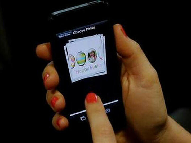 Eine Gruppe bisher unbekannter Jugendlicher stahl dem Schüler sein Handy. (Symbolbild)