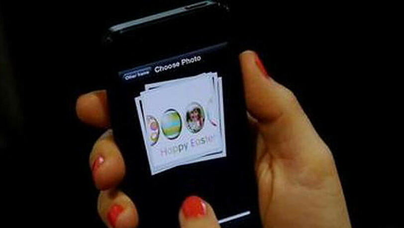 Eine Gruppe bisher unbekannter Jugendlicher stahl dem Schüler sein Handy. (Symbolbild) Eine Gruppe bisher unbekannter Jugendlicher stahl dem Schüler sein Handy. (Symbolbild)
