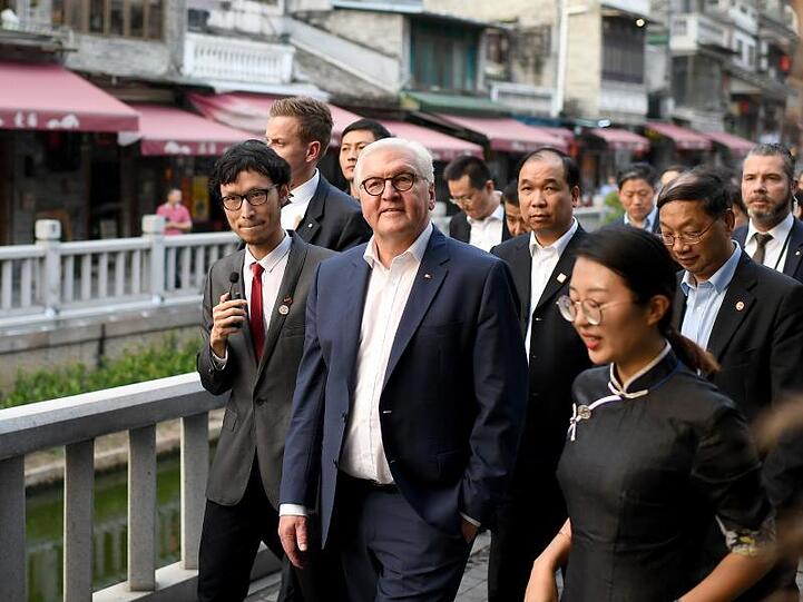 Bundespräsident Frank-Walter Steinmeier bummelt mit Ma Nan (r.), Generaldirektorin des Cantonese Opera Art Museums, durch die Altstadt von Guangzhou (Kanton).