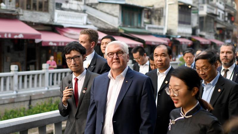 Bundespräsident Frank-Walter Steinmeier bummelt mit Ma Nan (r.), Generaldirektorin des Cantonese Opera Art Museums, durch die Altstadt von Guangzhou (Kanton).