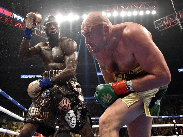 Deontay Wilder (l) setzte Tyson Fury mächtig zu.