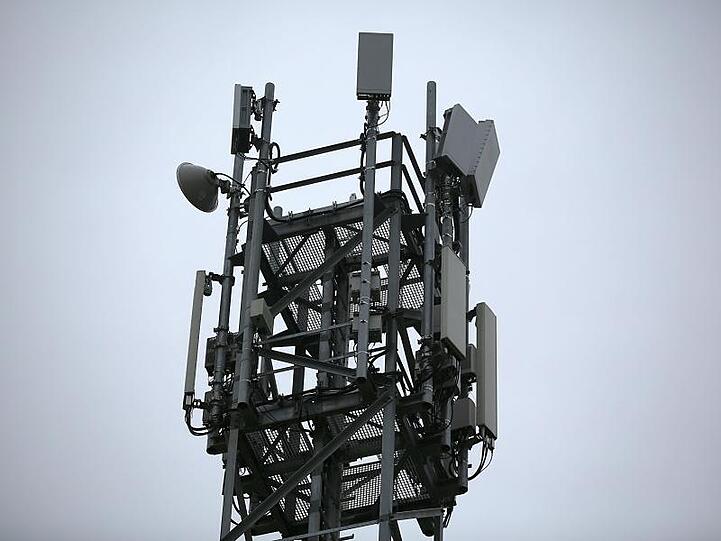 Eine 5G-Antenne auf einem Testgelände. Es gibt noch viele weiße Flecken in Deutschland beim mobilen Internet.
