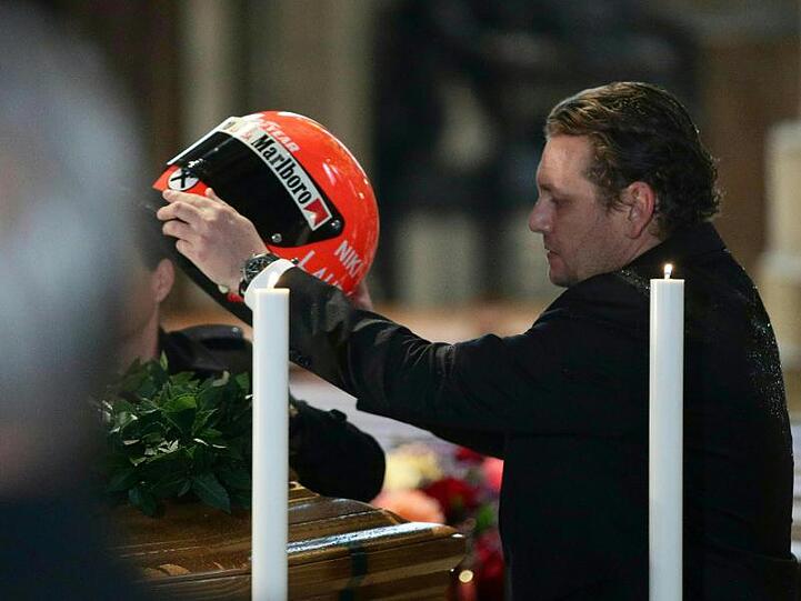 Lukas Lauda legt den Helm seines Vaters Niki auf den Sarg.