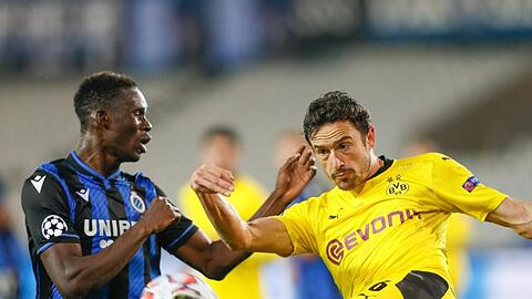 Thomas Delaney (r) ist vor Odilon Kossounou am Ball.