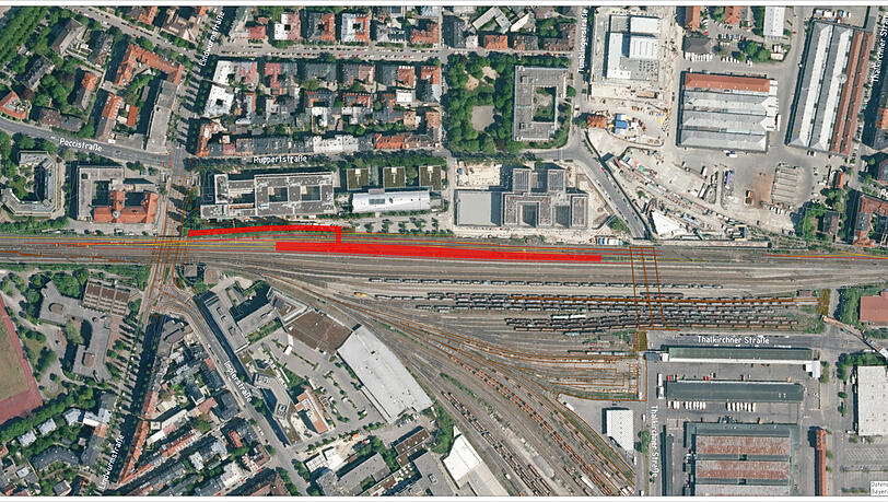 Rot eingezeichnet von links nach rechts, der Zugang von der Lindwurmstraße, die Unterführung (senkrecht) und der neue Bahnsteig, links der U-Bahnhof Poccistraße. Rot eingezeichnet von links nach rechts, der Zugang von der Lindwurmstraße, die Unterführung (senkrecht) und der neue Bahnsteig, links der U-Bahnhof Poccistraße.