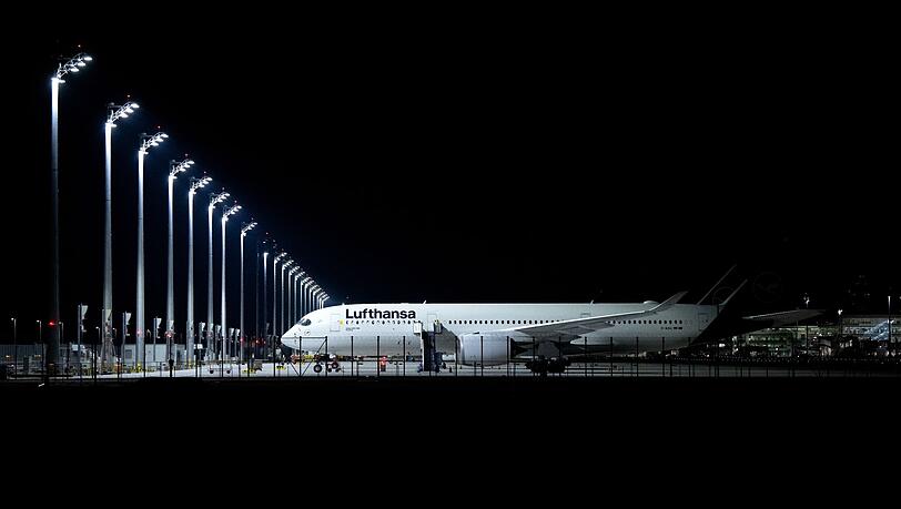 Ein Flugzeug der Lufthansa steht am Flughafen München auf dem Vorfeld.