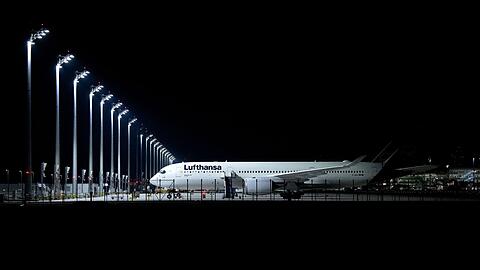 Ein Flugzeug der Lufthansa steht am Flughafen München auf dem Vorfeld.