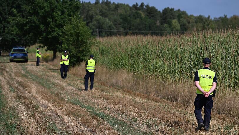 Polnische Polizisten sichern das Gebiet eines Maisfeldes in Osiny in Ostpolen, in das ein unbekanntes Flugobjekt gestürzt ist. (Foto aktuell)