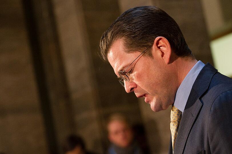 Karl Theodor zu Guttenberg, ehemaliger Verteidigungsminister, stolperte über seine eigene "Schusseligkeit". Nachdem im Februar 2011 erste Vorwürfe laut wurden, Guttenberg habe seine Dissertation abgeschrieben, entzog ihm die Universität Bayreuth den Doktorgrad. Daraufhin legte er im März sämtliche politische Ämter nieder.