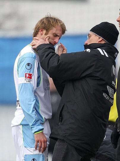 Nase gebrochen! Daniel Bierofka wird nach dem Zusammenstoß mit dem Schiedsrichter vom Teamarzt versorgt. Die Bilder