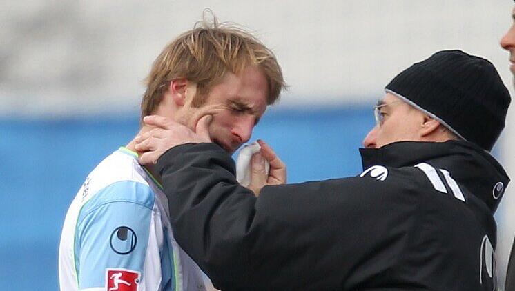Nase gebrochen! Daniel Bierofka wird nach dem Zusammenstoß mit dem Schiedsrichter vom Teamarzt versorgt. Die Bilder Nase gebrochen! Daniel Bierofka wird nach dem Zusammenstoß mit dem Schiedsrichter vom Teamarzt versorgt. Die Bilder