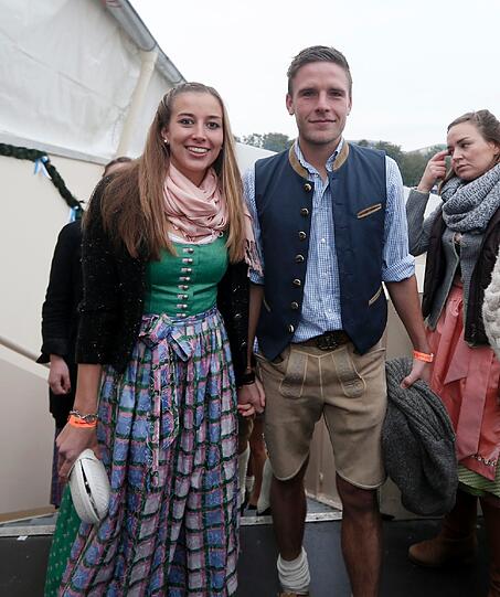 Dominik Stahl mit seiner Freundin Melissa auf der Wiesn. &bdquo;Es ist mir wichtig, viel Zeit mit ihr zu verbringen.