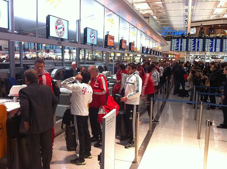 Die Bayern-Spieler checken am Flughafen in München ein. Die Bilder vom Abflug.