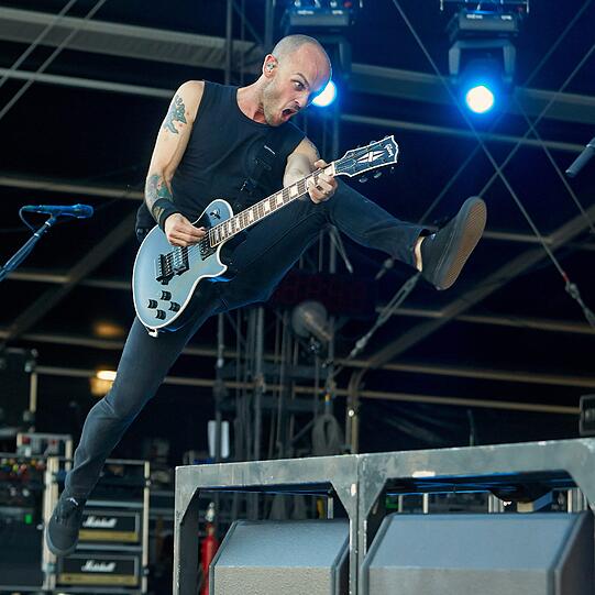 Auch Zach Blair, Gitarrist der US-amerikanischen Punkrock-Band "Rise Against", ließ es am Freitagabend krachen.