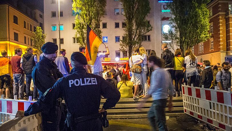 Am Dienstagabend feierten kroatische und türkische Fußball-Fans auf der Leopoldstraße. (Archivbild) Am Dienstagabend feierten kroatische und türkische Fußball-Fans auf der Leopoldstraße. (Archivbild)