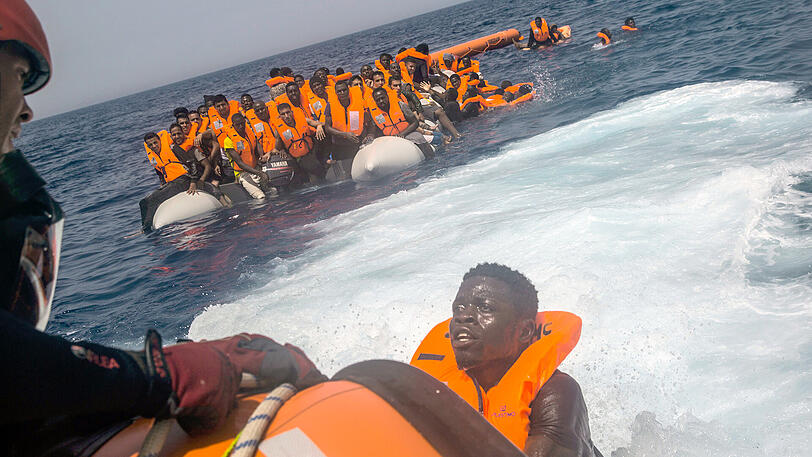 Spanische Helfer retten afrikanische Flüchtlinge aus dem Mittelmeer.