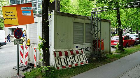 Der Container an der Nymphenburger Straße direkt neben dem Strafjustizzentrum. Ein kleiner Aufkleber auf dem Stromverteiler verrät, wer der Hausherr ist.