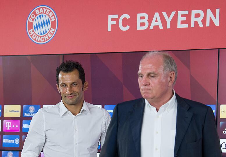 Wirkte noch etwas schüchtern: Hasan Salihamidzic (l) bei seiner Vorstellung als neuer Sportdirektor beim FC Bayern München neben Präsident Uli Hoeneß im Juli 2017.