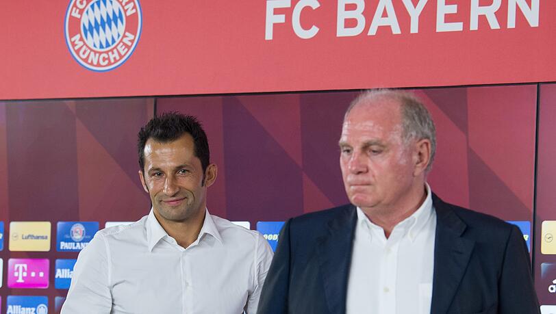Wirkte noch etwas schüchtern: Hasan Salihamidzic (l) bei seiner Vorstellung als neuer Sportdirektor beim FC Bayern München neben Präsident Uli Hoeneß im Juli 2017. Wirkte noch etwas schüchtern: Hasan Salihamidzic (l) bei seiner Vorstellung als neuer Sportdirektor beim FC Bayern München neben Präsident Uli Hoeneß im Juli 2017.