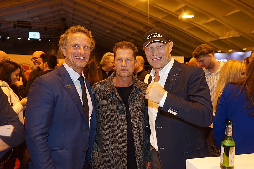 Der deutsche Boxsportfunktionär Thomas Pütz mit Schauspieler Til Schweiger und Boxlegende Axel Schulz.