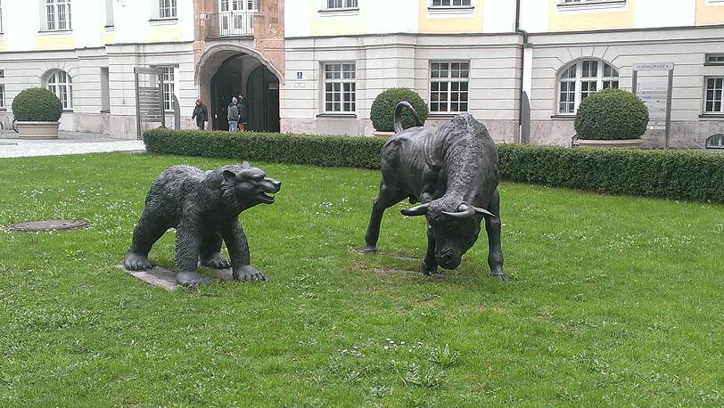 Kampf an der Arnulfstraße: Bulle gegen Bär.