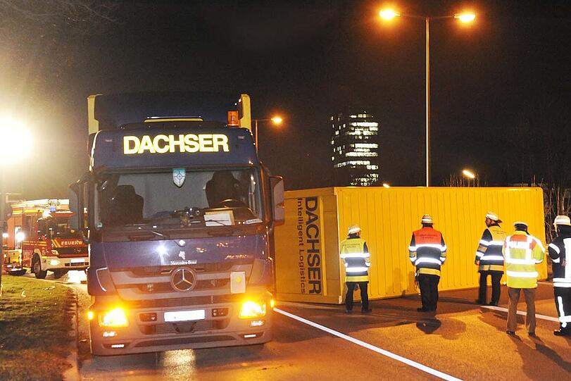 Wie bekommen die Feuerwehrler den Schwertransporter wieder auf die Räder?