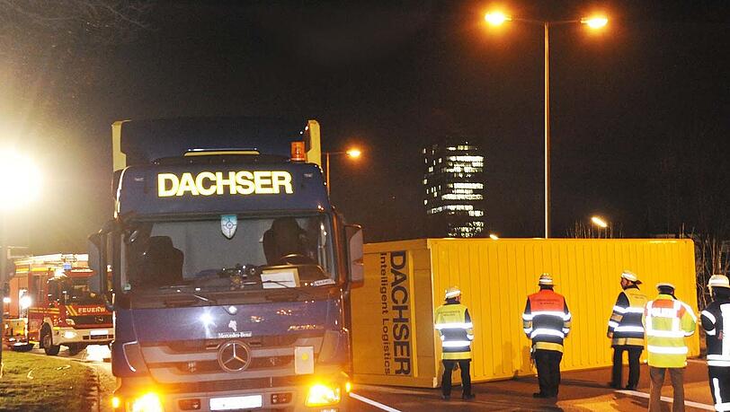 Wie bekommen die Feuerwehrler den Schwertransporter wieder auf die Räder? Wie bekommen die Feuerwehrler den Schwertransporter wieder auf die Räder?