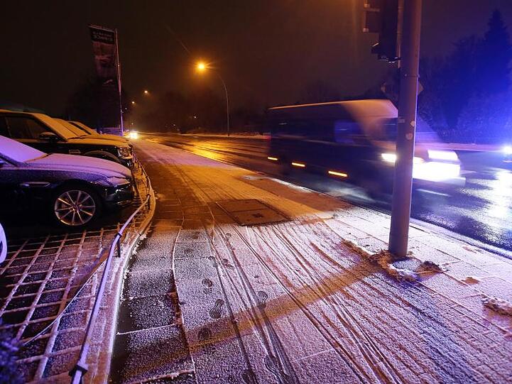 Schneefall in Hamburg: Der Deutsche Wetterdienst warnt vor Glätte auf den Straßen.