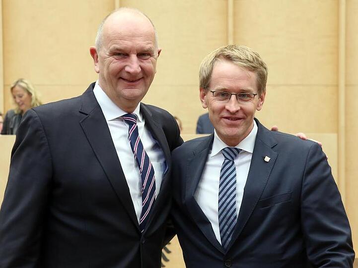 Brandenburgs Ministerpräsident Dietmar Woidke (l) übernimmt das Amt des Bundesratspräsidenten von Schleswig-Holsteins Regierungschef Daniel Günther am 1. November.
