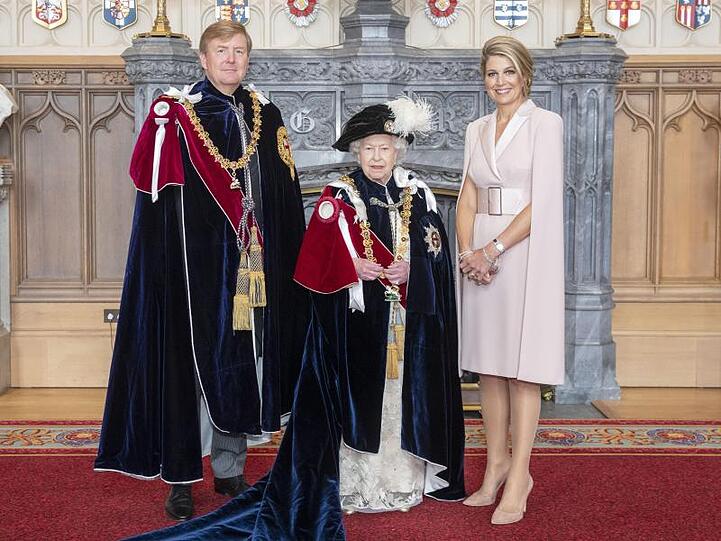 Queen Elizabeth (M) mit König Willem-Alexander von den Niederlanden und Königin Maxima in der St. George's Hall im Windsor Castle.