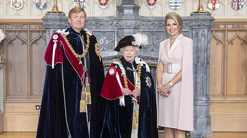 Queen Elizabeth (M) mit König Willem-Alexander von den Niederlanden und Königin Maxima in der St. George's Hall im Windsor Castle.