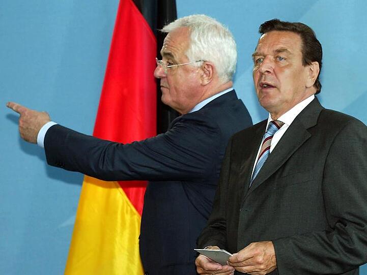 Der damalige Bundeskanzler Gerhard Schröder mit Peter Hartz, dem Schöpfer der Hartz-IV-Reform.