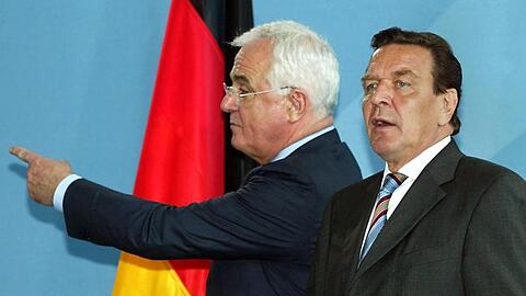 Der damalige Bundeskanzler Gerhard Schröder mit Peter Hartz, dem Schöpfer der Hartz-IV-Reform.