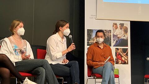 Gordienko beim Vortrag mit Schülerinnen ihrer alten Schule.