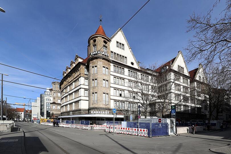 Der alte Hertie (und ehemalige Karstadt) wird gerade aufwändig saniert.