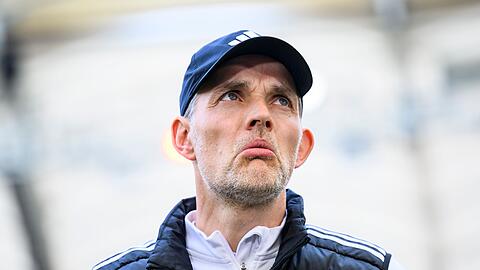 Münchens Trainer Thomas Tuchel steht vor dem Spiel im Stadion.