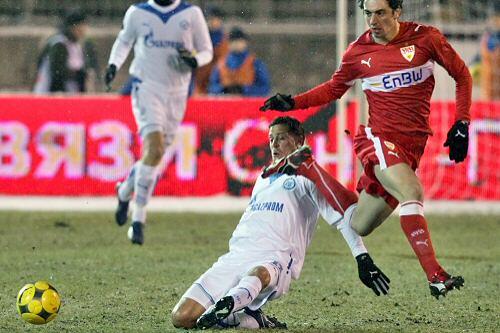 Roberto Hilbert (r.) vom VfB Stuttgart im Zweikampf mit Radek Sirl von Zenit St. Petersburg