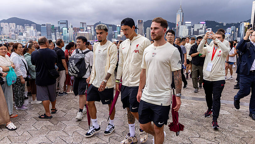 Derzeit mit dem FC Liverpool in Hongkong: Bayern-Wunschspieler Luis Díaz (l.). Derzeit mit dem FC Liverpool in Hongkong: Bayern-Wunschspieler Luis Díaz (l.).