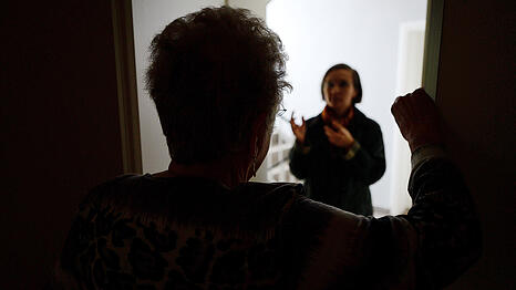 Lieber niemaden in die Wohnung lassen. Trickbetr&uuml;ger haben die Hilfsbereitschaft eines Senioren ausgenutzt.