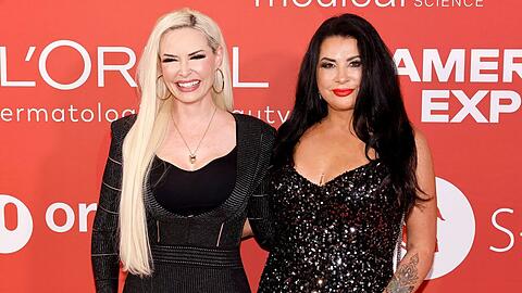Daniela Katzenberger und Iris Klein posieren Arm in Arm f&uuml;r die Fotografen.