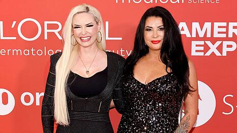Daniela Katzenberger und Iris Klein posieren Arm in Arm f&uuml;r die Fotografen.