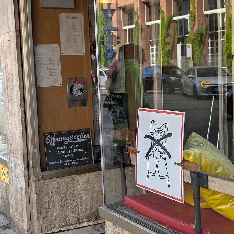 Das Caf&eacute; Kosmos will zur Wiesn keine Menschen in Tracht.